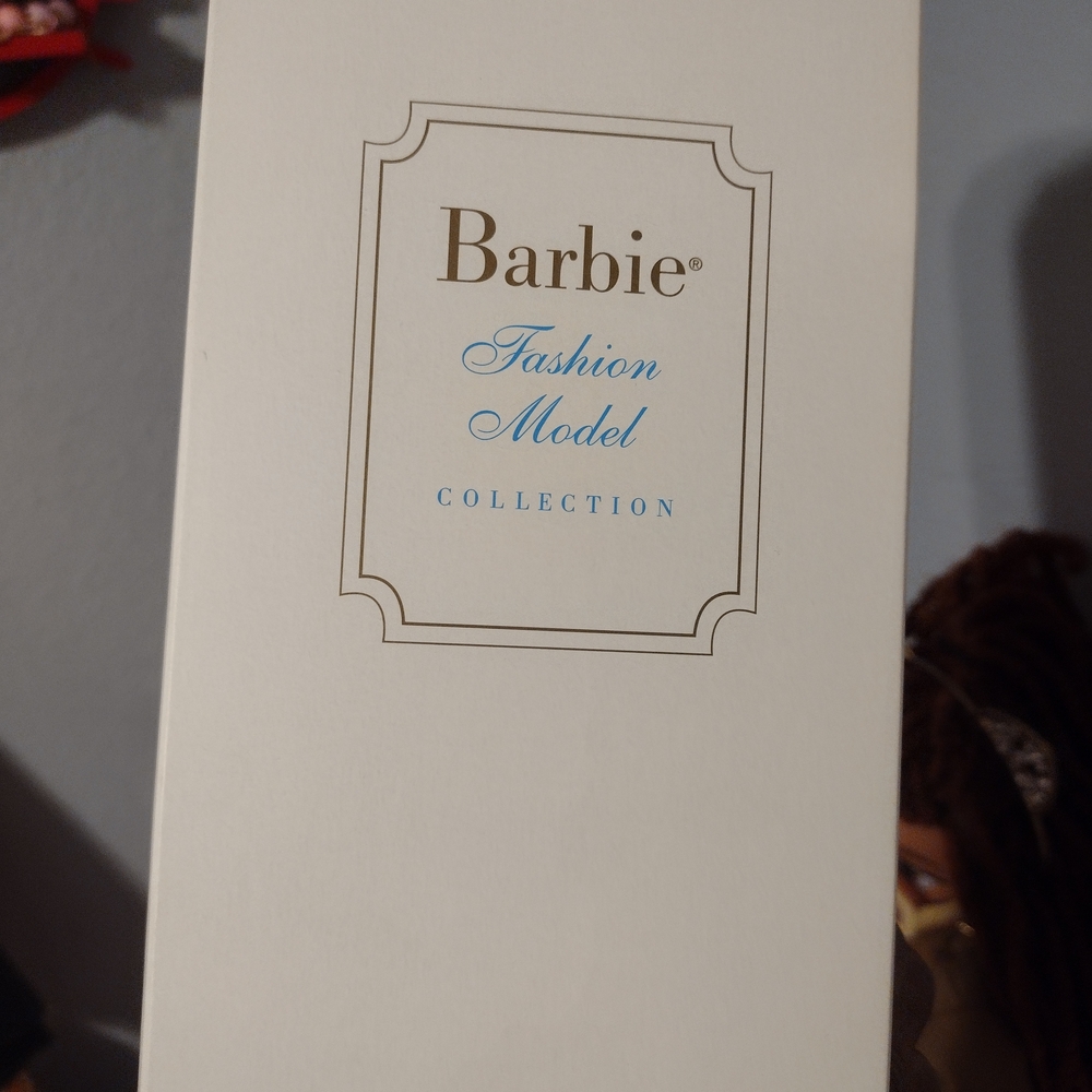 Barbie Black Short Bob Wig with Veiled Net and Gold Earring - Picture 3 of 3